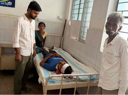 डीएम की तत्परता से बची घायल युवक की जान, अस्पताल भेजकर कराया इलाज